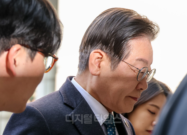 이재명 더불어민주당 대표가 11일 서울 서초구 서울중앙지방법원에서 열린 대장동·백현동·위례신도시 개발 비리 및 성남FC 후원금 의혹 사건 1심 속행공판에 출석하고 있다. 연합뉴스.